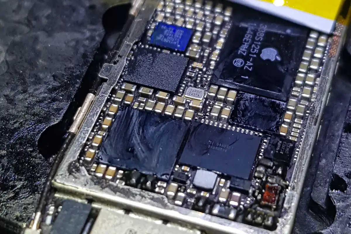 iPhone logic board with no touch
